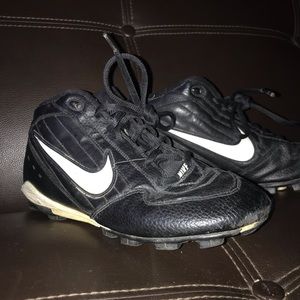 BLACK NIKE ATHLETIC SHOES